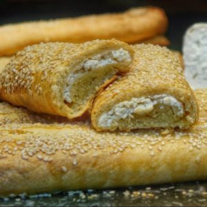 Αφράτα γεμιστά μπαστούνια με κρέμα τυρί & φέτα